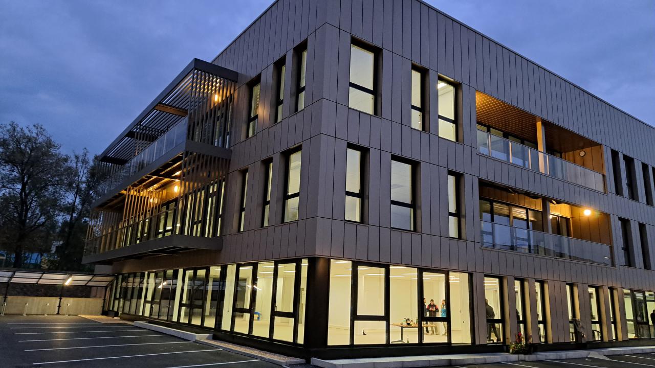 Pose de façade aluminium par les équipes KAPECI