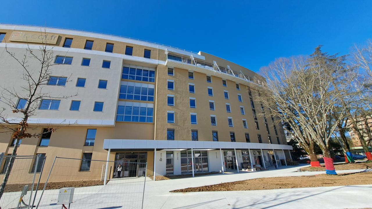 Porte aluminium d’entrée moderne installée par KAPECI