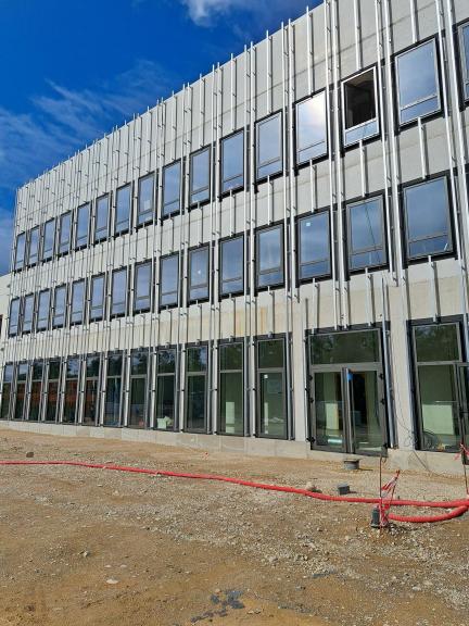Habillages aluminium et vitrophanie sur-mesure bureaux Mionnay