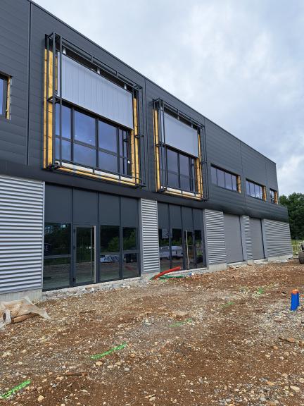 Portes aluminium sur mesure pour atelier et bureaux dans l’Ain