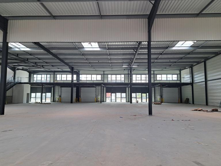 Protections solaires aluminium intégrées sur bâtiment d’activité dans l’Ain