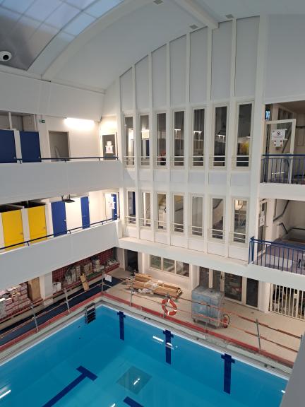 Murs rideaux aluminium installés à la piscine Château Landon, Paris 10