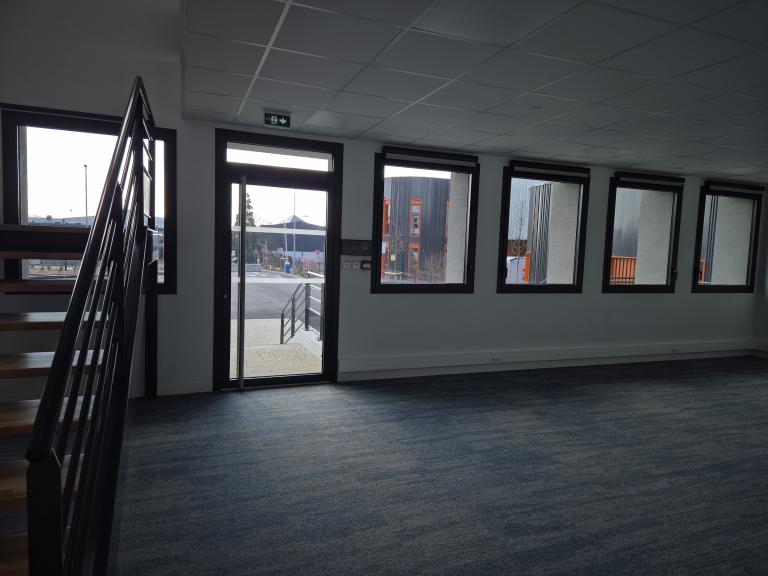 Menuiseries à ouvrant caché sur précadre galvanisé