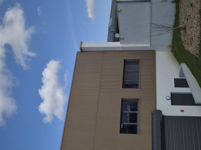 Pose des menuiseries aluminium par les équipes KAPECI