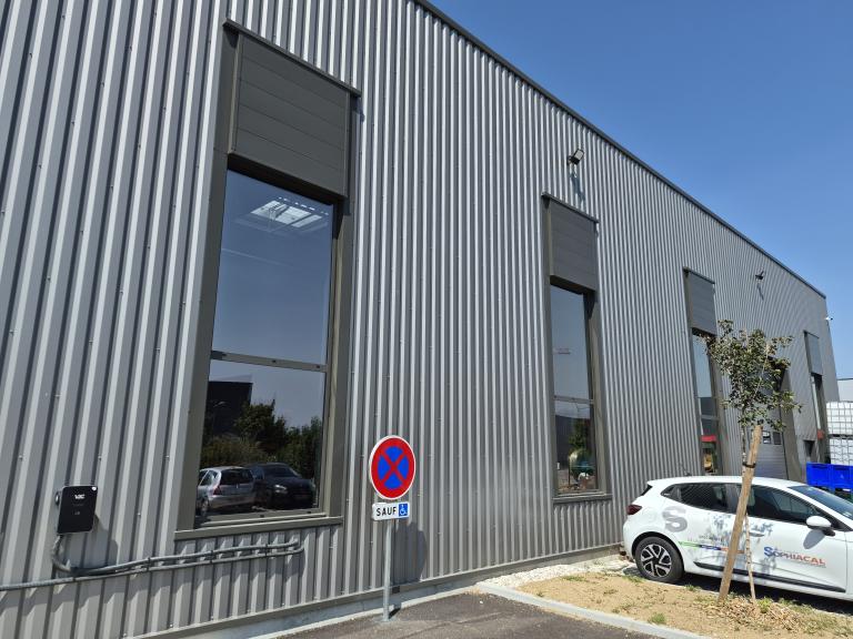 façade extérieure chantier locaux sophiacal