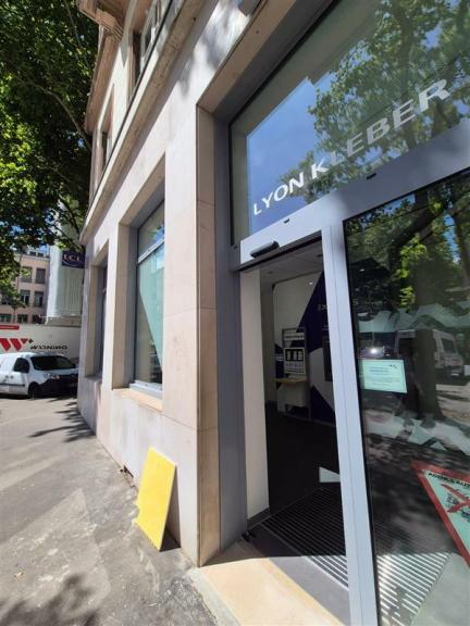 Installation de blocs-portes acier dans un bâtiment lyonnais