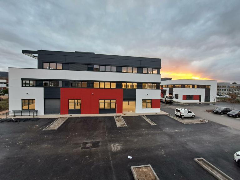 Habillages tôle aluminium RAL 7016 sur bâtiments modernes Dardilly