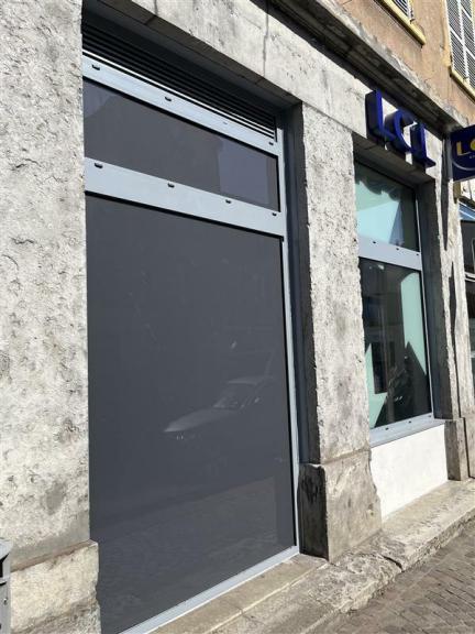 Porte extérieure aluminium RAL 7001 posée en Auvergne-Rhône-Alpes