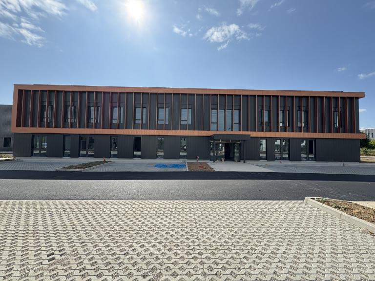 Pose de châssis fixes et ouvrants sur bâtiment industriel à Saint-Priest