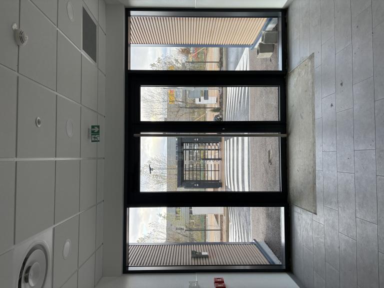 Poste de garde avec menuiseries aluminium – Panattoni Rhône 69