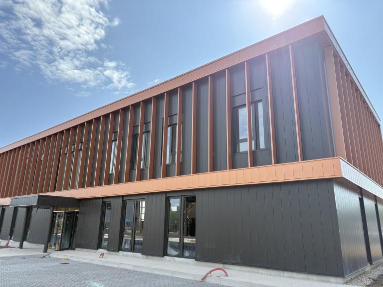 Travaux de façade aluminium sur bâtiment de 3400 m² dans le Rhône