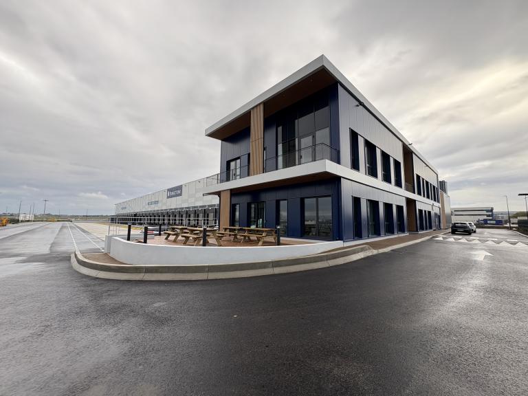 Travaux menuiseries aluminium bâtiment logistique – Colombier-Saugnieu