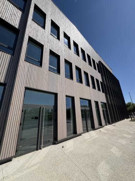 Travaux menuiseries aluminium sur bâtiments de 12000 m2 et 23200 m2