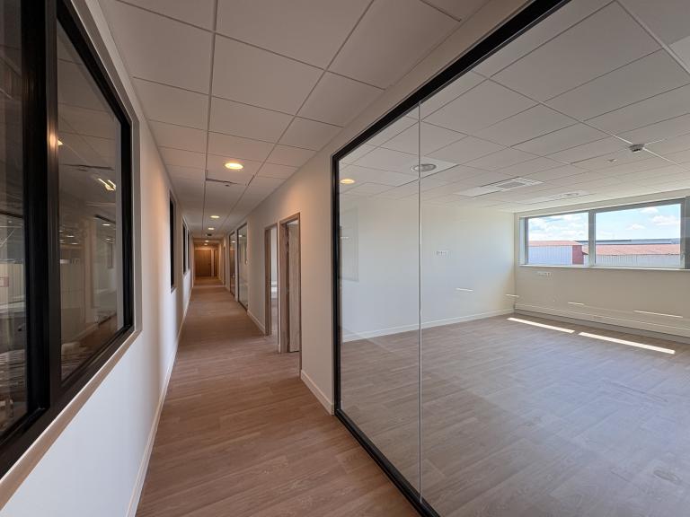 Châssis fixes et ouvrants en aluminium RAL 7042 Bourg-en-Bresse