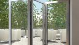 Salon avec menuiserie aluminium à châssis accordéon INNEAL