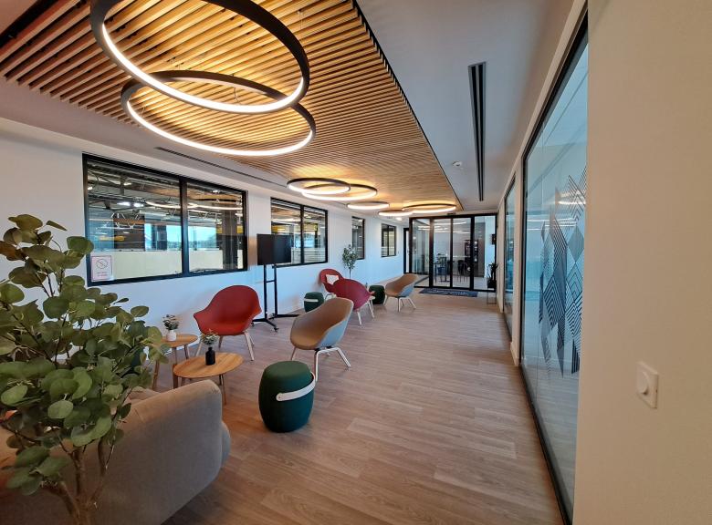 Menuiserie aluminium pour façade industrielle à Saint-Étienne, Loire