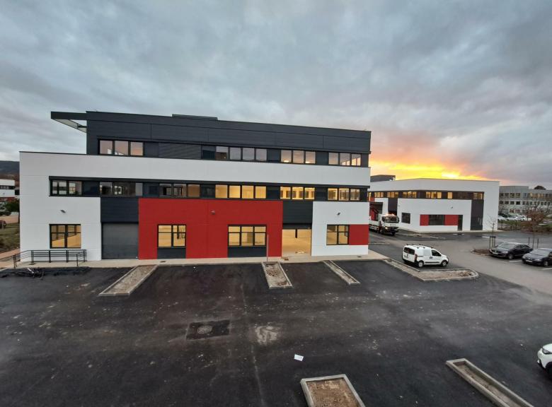 Porte aluminium coupe-feu sur bâtiment industriel à Bourgoin-Jallieu, Isère