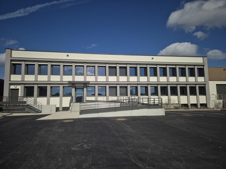 Pose des menuiseries aluminium par les équipes KAPECI