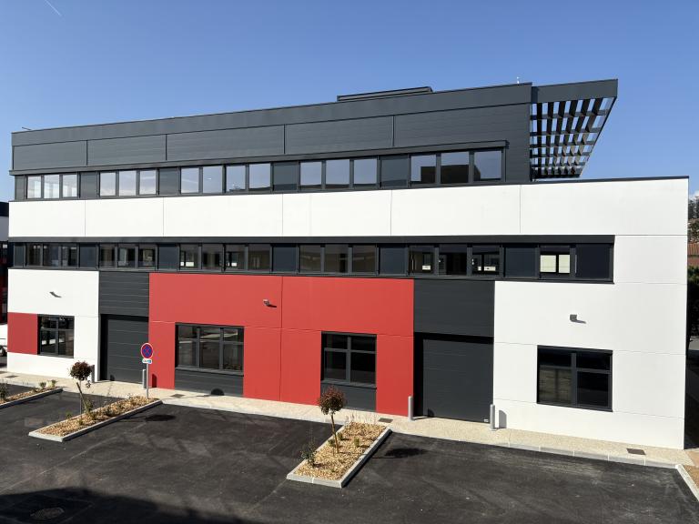 Pose de châssis aluminium dans projet R+2 à Dardilly