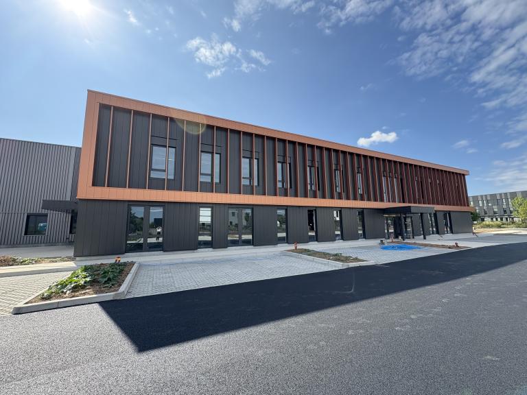 Travaux de façade aluminium sur bâtiment de 3400 m² dans le Rhône