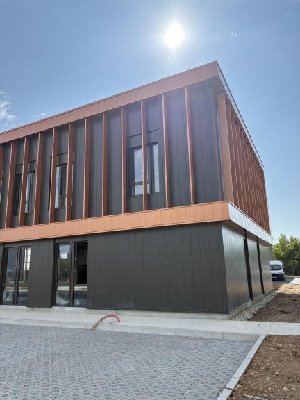 Pose de châssis fixes et ouvrants sur bâtiment industriel à Saint-Priest