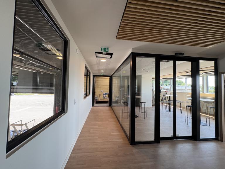 Rénovation façade aluminium Renault Trucks Bourg-en-Bresse 01