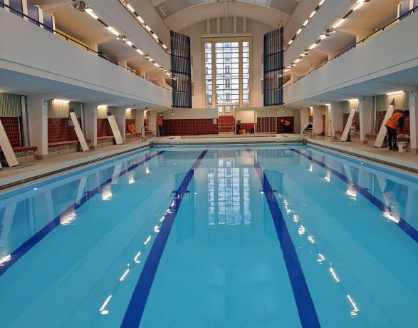 Murs rideaux aluminium installés à la piscine Château Landon, Paris 10