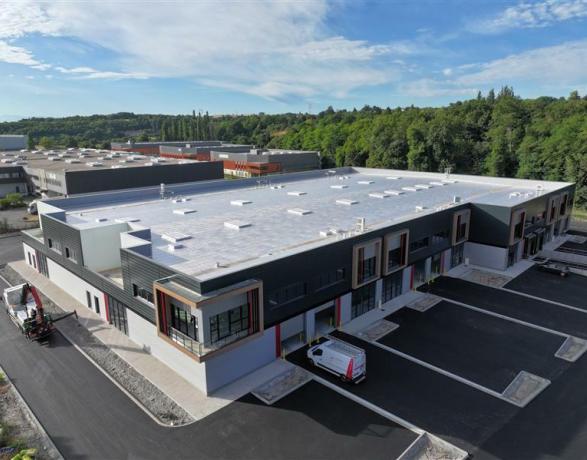 Châssis aluminium RAL 7016 posés sur bâtiment professionnel en Auvergne-Rhône-Alpes