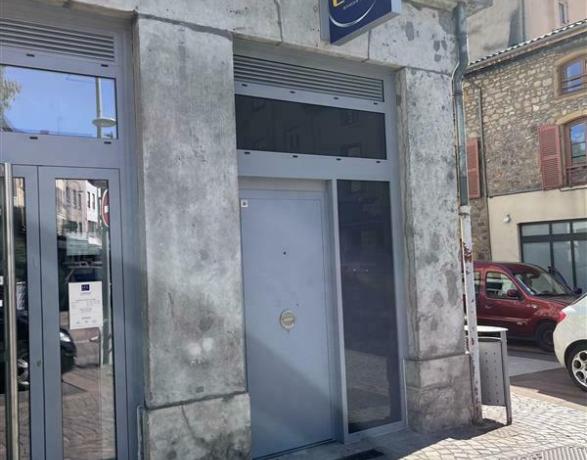 Menuiseries aluminium Schüco installées dans une agence bancaire à Lyon